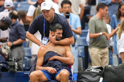 Djokovic es atendido de unas molestias durante el partido.