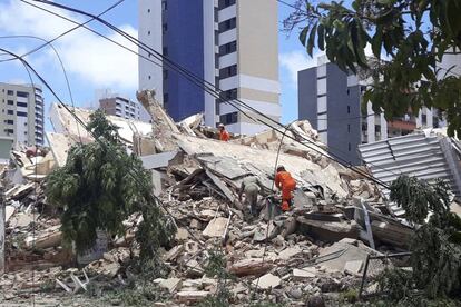 Bombeiros buscam vítimas presas nos escombros do edifício residencial que desabou em Fortaleza nesta terça-feira.