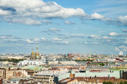 Para disfrutar de panorámica completa de San Petersburgo merece la pena subir los 262 escalones que conducen hasta el mirador de la dorada cúpula de la catedral de San Isaac (en la foto), que se eleva majestuosamente sobre las mansiones y uniformes palacios de estilo italiano que rodean el Almirantazgo.