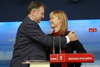 Leire Pajín entrega el testigo al nuevo secretario de Organización del PSOE, Marcelino Iglesias.