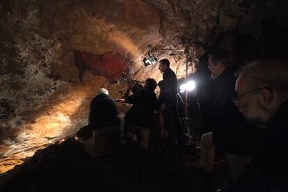 Para el documental también se han rodado rodado imágenes en otras cuevas de Cantabria. En la imagen, el artista Gilles Tosello, de la Universidad de Toulouse, enseña en la cueva de El Soplao (Santander) qué técnicas utilizaron para pintar los hombres de las cavernas.