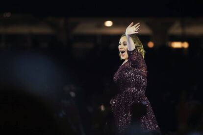 Adele saluda al público desde el escenario en un concierto en Sidney en 2017.