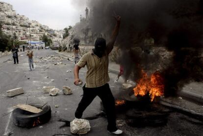 Policías israelíes y jóvenes palestinos se enfrentaron ayer en la Explanada de las Mezquitas, en Jerusalén, después de que un guardia de seguridad israelí matara a un palestino en Silwan,