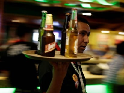 Un mesero en un bar de Ciudad Juárez.