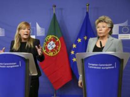 La vicepresidenta de la Comisión Europea (CE) Viviane Reding (dcha) y la ministra de Justicia portuguesa, Paula Teixeira da Cruz (izq), dan una rueda de prensa en la sede de la Comisión Europea en Bruselas (Bélgica) hoy. Reding alabó hoy las reformas llevadas a cabo por Portugal en el ámbito de la Justicia.