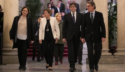 D'esquerra a dreta, Ada Colau, Carme Forcadell, Carles Puigdemont i Artur Mas es dirigeixen a la reunió del Pacte Nacional pel Referèndum.