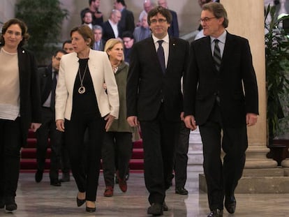 D'esquerra a dreta, Ada Colau, Carme Forcadell, Carles Puigdemont i Artur Mas es dirigeixen a la reunió del Pacte Nacional pel Referèndum.