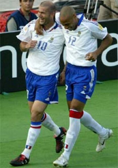 Zidane y Henry, juntos y felices.