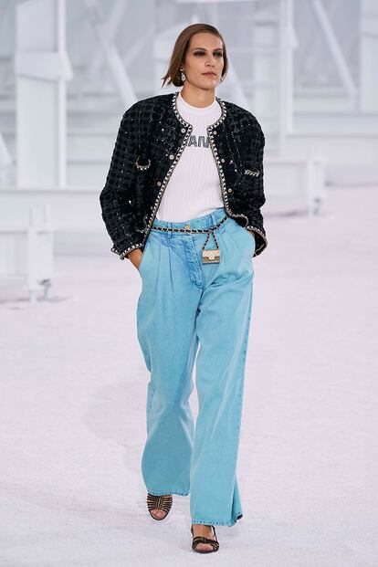 Chanel los propone en versión vaquera, manteniendo incluso las pinzas, de cara a esta primavera.