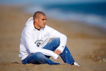 Víctor Valdés, en la playa de Gavà.