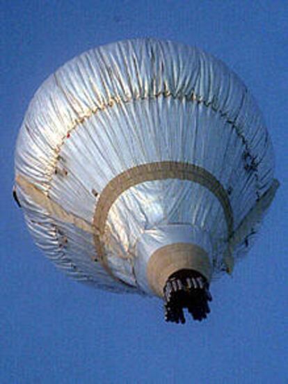 El globo en el que viaja el multimillonario, a su salida de un aeropuerto de Australia.