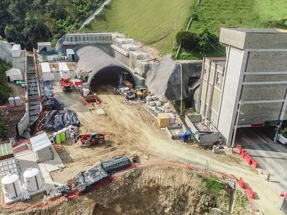 Trabajos de construcción de uno de los dos tubos del túnel de 4 kilómetros de la Autopista al Mar 1.