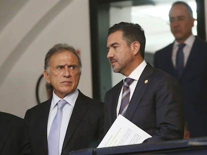 Miguel Ángel Yunes Linares y su hijo Miguel Ángel Yunes Márquez, la tarde de este martes, en el Senado.