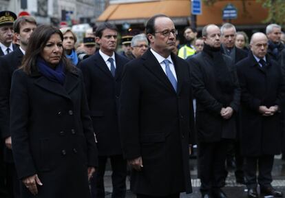 El presidente francés, François Hollande, y la alcaldesa de París, Anne Hidalgo, acompañados de otros miembros del gobierno francés, durante un homenaje a las víctimas cerca de la cafetería 'A La Bonne Biere', en el primer aniversario de la masacre en la capital francesa.