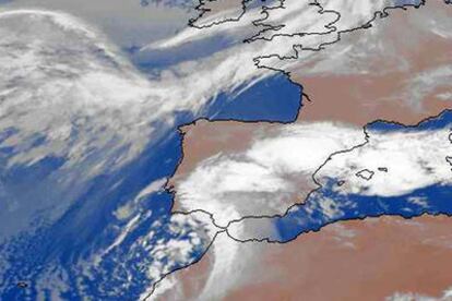 Imagen de la borrasca sobre el Estrecho, en una imagen difundida por el Instituto Nacional de Meteorología.