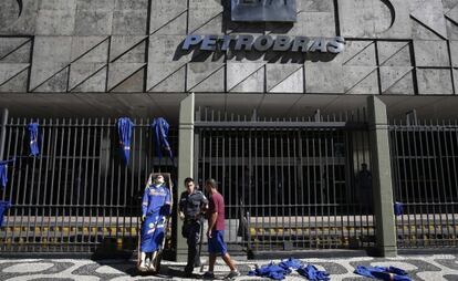 Protesta ante una oficina de Petrobras en Río.