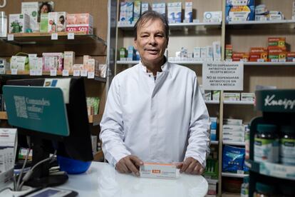 Él farmacéutico Jaume Tura muestra una caja del medicamento Eliquis en su oficina, en Santa Coloma de Cervelló (Barcelona)