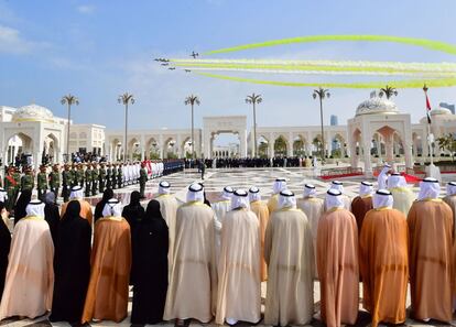 Francisco asistió también el lunes a una ceremonia militar, en la que aviones caza emiratíes sobrevolaron el gigantesco palacio presidencial, lanzando al aire una humareda amarilla y blanca, representando los colores de la bandera del Vaticano.