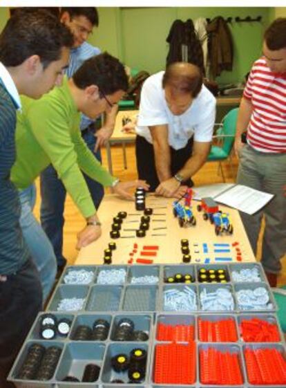 Estudiantes practican con piezas de juguete durante un taller de la C&aacute;tedra Renault Consulting.