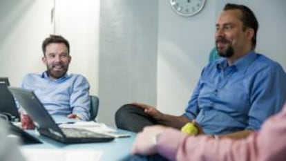 Tobías Holmqvist (izquierda) junto a su jefe Jonas Strömfelt durante una reunión en la Swedish Space Corporation en Estocolmo.