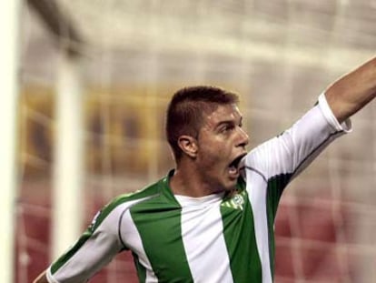 <b>Fecha y ludar de nacimiento</b>: 21-07-1981, El Puerto de Santa María.
<b>Demarcación</b>: Mediocampista
<b>Equipo</b>: Betis