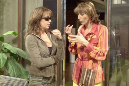 Miriam Díaz Aroca (izquierda) y Paz Padilla, de <i>Mis adorables vecinos.</i>