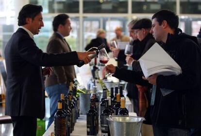 Asistentes al Salón de Vinos, en el Euskalduna.