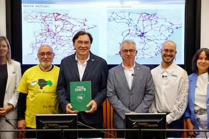 Representantes de partidos y colectivos de la llamada España Vaciada como Teruel Existe o Soria ¡YA!, entre otros, asisten este viernes al Congreso para explicar su rechazo al nuevo Plan Nacional de Concesiones de Transportes Públicos.