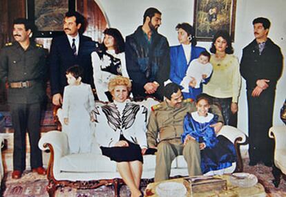 La familia de Sadam Husein en una imagen de archivo: en la fila posterior, hijos políticos e hijos del ex dictador, que se halla sentado en el sofá junto con su esposa Sajida, y dos de sus nietos.