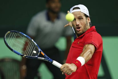 Feliciano devuelve la pelota de revés ante Ramanathan.