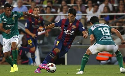 Luis Suárez recorta ante dos rivales.