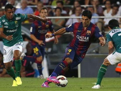 Luis Suárez recorta ante dos rivales.