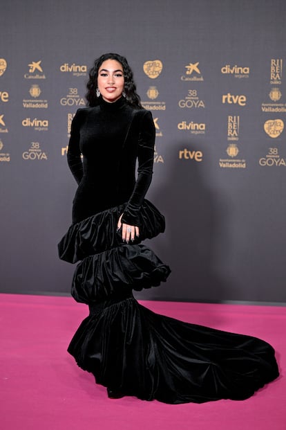 María José Llergo, una de las artistas con actuación musical en la gala, con vestido de terciopelo negro de Ze García y joyas de Messika.