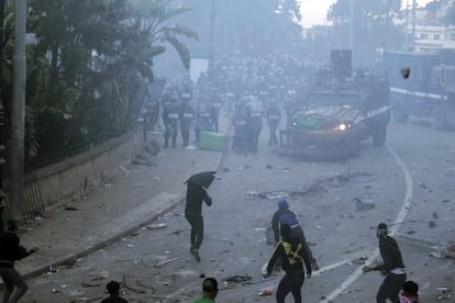 Un grupo de policías antidisturbios avanza hacia los manifestantes durante los enfrentamientos en Argel.