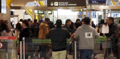 Pasajeros en el control de seguridad del aeropuerto de Madrid-Barajas.