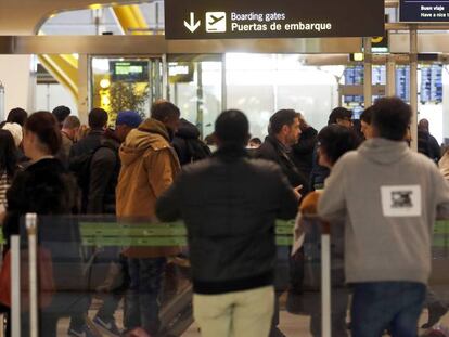 Pasajeros en el control de seguridad del aeropuerto de Madrid-Barajas.