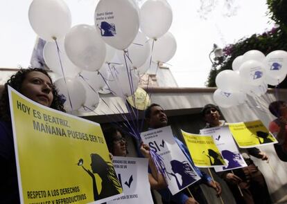 Miembros de Amnist&iacute;a Internacional en una marcha de apoyo a la salvadore&ntilde;a Beatriz en M&eacute;xico el 29 de mayo.