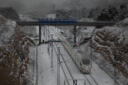 Un tren d'alta velocitat entre Tarragona i Lleida.