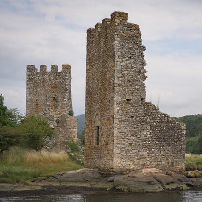 Ruins of two defensive and control towers on the seaside of Catoira (Pontevedra)