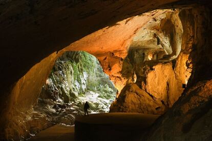 Un visitante en el interior de la cueva de Zugarramurdi, en el valle de Baztán (Navarra).