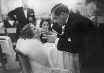 El mago austriaco Erik Jan Hanussen hipnotizando a Grace Cameron -mujer de Ismet Dzino, su secretario de confianza- en 1932.