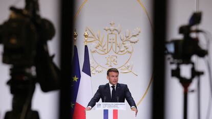 El presidente de Francia, Emmanuel Macron, se dirige a los embajadores franceses en la conferencia anual que se celebra al inicio de curso en el Palacio del Elíseo, el lunes.
