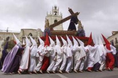 El paso de Jesús Nazareno, frente a la catedral de Palencia. EFE/Archivo