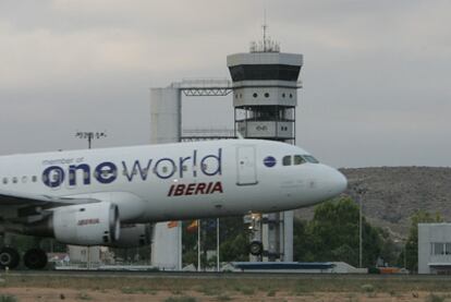 Torre de control del aeropuerto de L'Altet (Alicante).