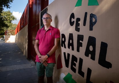 El profesor y presidente de la federación de AMPA mallorquinas Albert Llop, frente al colegio Rafal Vell, en Palma de Mallorca.