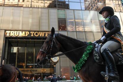 El desfile del día de San Patricio a su por paso por la Torre Trump de Nueva York.
