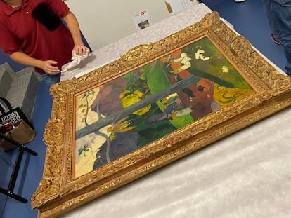 Trabajos de embalaje de ‘Mata Mua’, en el Museo Nacional Thyssen-Bornemisza, en junio de 2020.