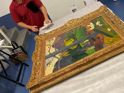 Trabajos de embalaje del ‘Mata Mua’, en el Museo Nacional Thyssen-Bornemisza, en junio de 2020.