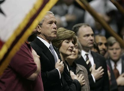 El presidente Bush, junto a su esposa, han participado en un acto en memoria de las víctimas de la matanza. El presidente norteamericano ha definido la jornada del pasado lunes como la "más dolorosa y violenta en una comunidad universitaria estadounidense.