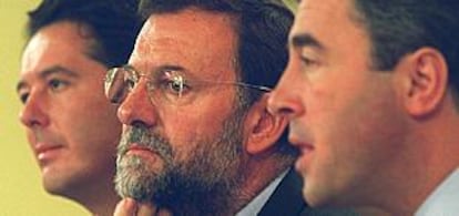 El ministro de Justicia, José María Michavila; el vicepresidente Mariano Rajoy, y el titular de Interior, Ángel Acebes, en la rueda de prensa de ayer. PRIMER PLANO - ESCENA